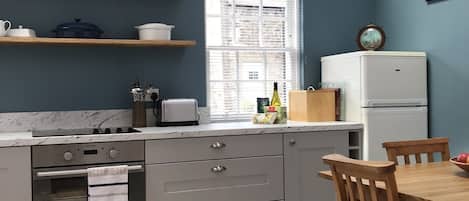 Frigorífico, microondas, horno y placa de cocina