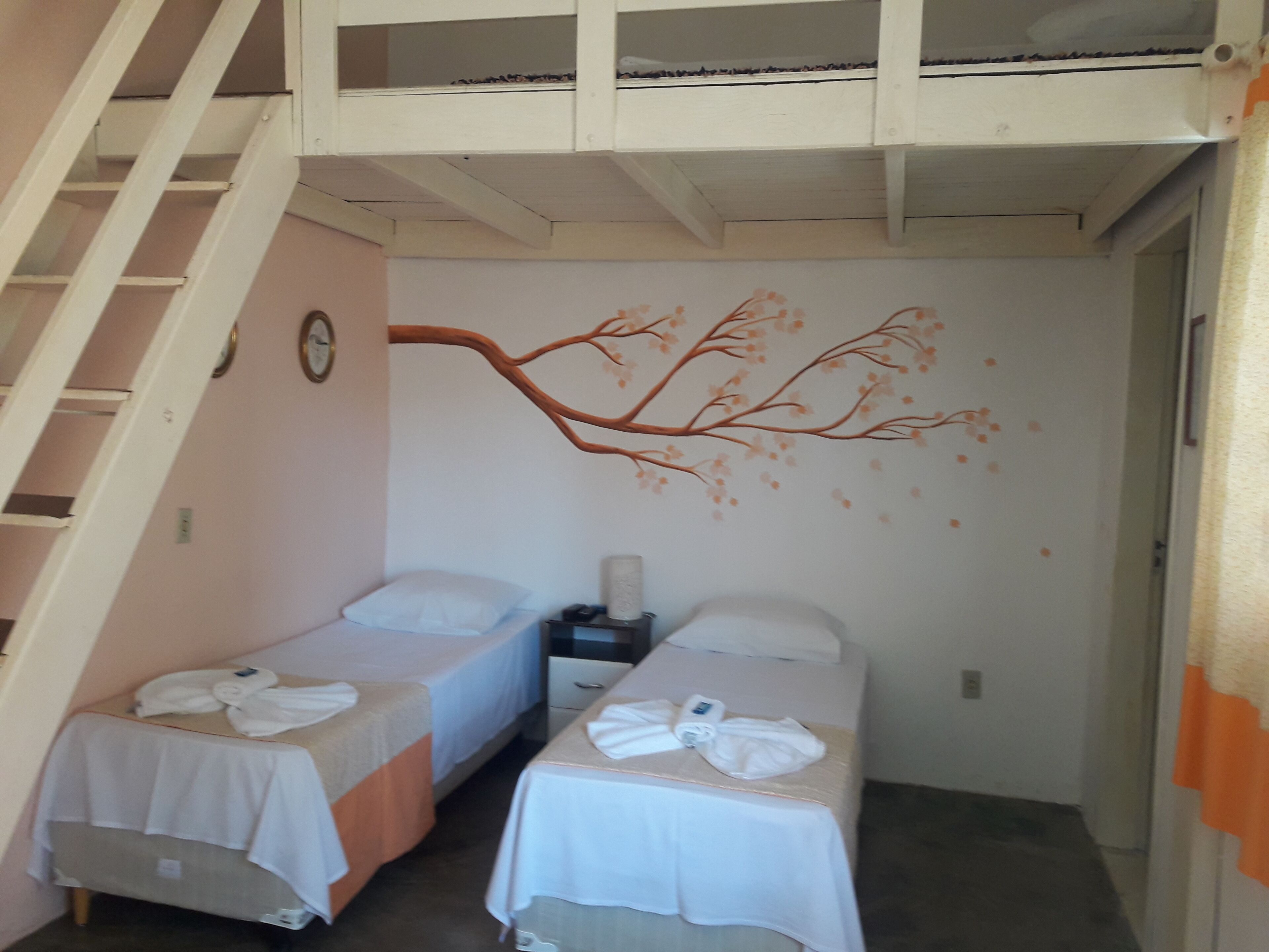 Quarto quádruplo, sacada, no mezanino | Wi-Fi de cortesia, roupa de cama, acesso para cadeiras de rodas