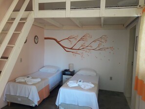 Quarto quádruplo, sacada, no mezanino | Wi-Fi de cortesia, roupa de cama, acesso para cadeiras de rodas