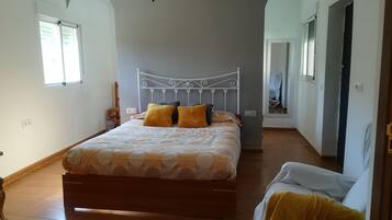 2 slaapkamers, een strijkplank/strijkijzer, beddengoed