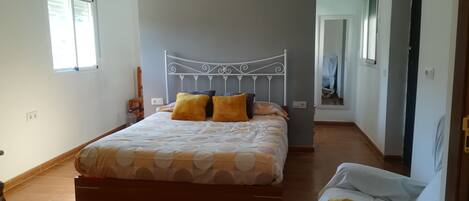 2 bedrooms, iron/ironing board, bed sheets