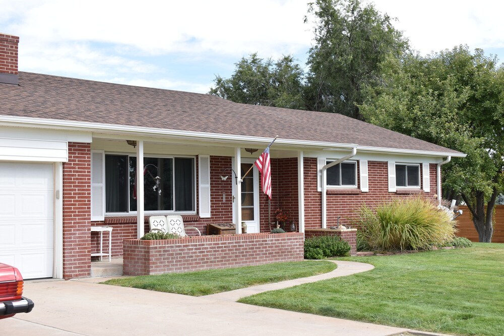 Golden/Arvada Area Country Setting with Hot Tub, Hiking Trails, Fishing