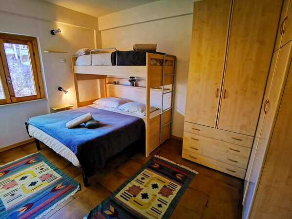3 chambres, bureau, Wi-Fi gratuit, draps fournis