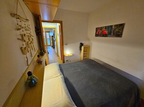 3 bedrooms, desk, free WiFi, bed sheets