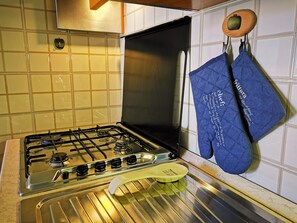 Refrigerador, horno, parrilla de estufa y cafetera y tetera 