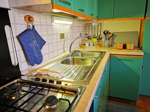 Kühlschrank, Ofen, Herdplatte, Wasserkocher mit Kaffee-/Teezubehör