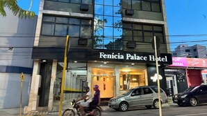 Een modern gebouw met een bordje voor 'Fenicia Palace Hotel'.
