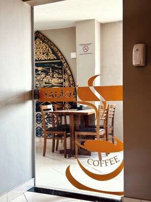 Café da manhã com buffet grátis todos os dias