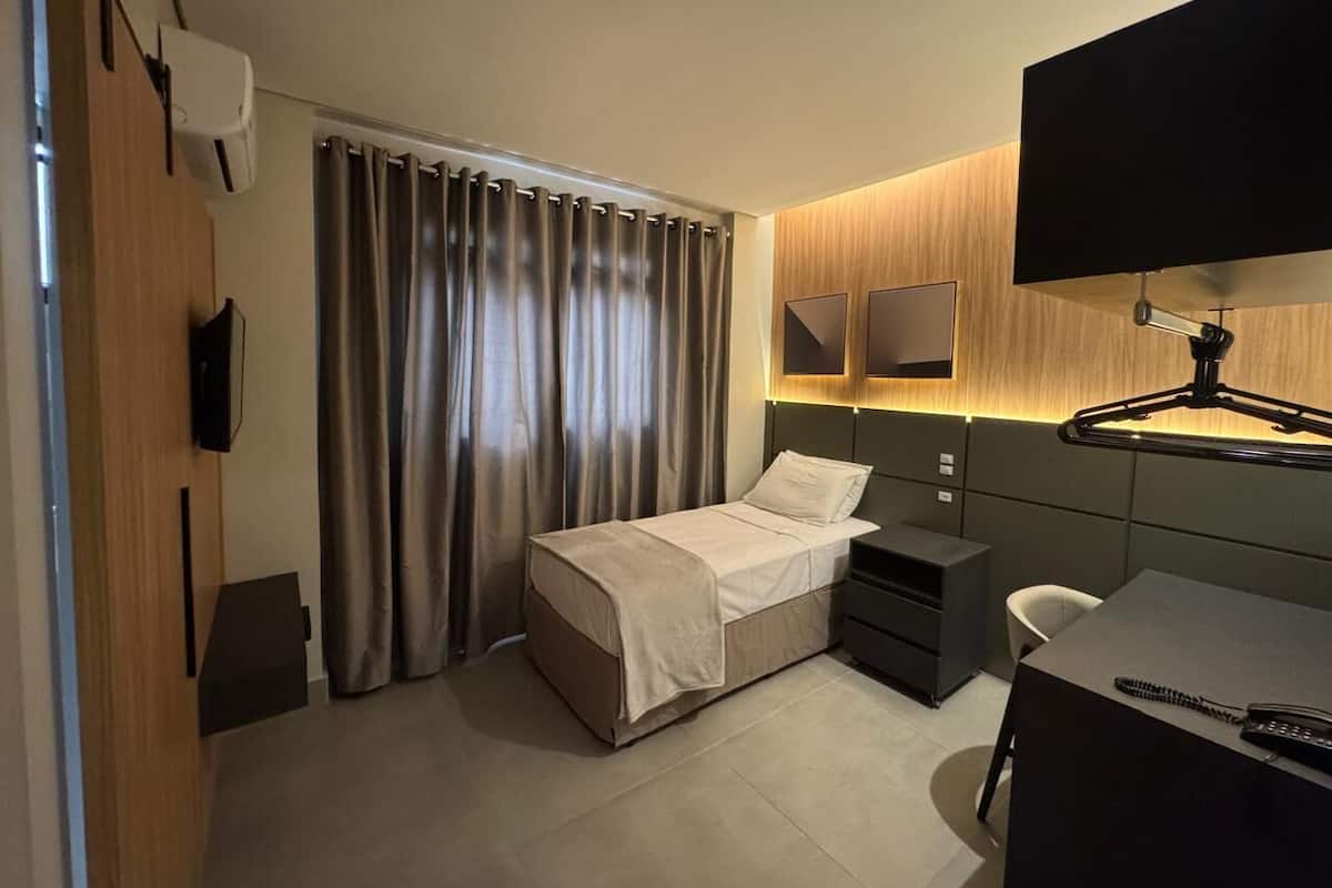 ห้องเอ็กเซกคิวทีฟ | มินิบาร์, โต๊ะทำงาน, Wi-Fi ฟรี, ผ้าปูที่นอน