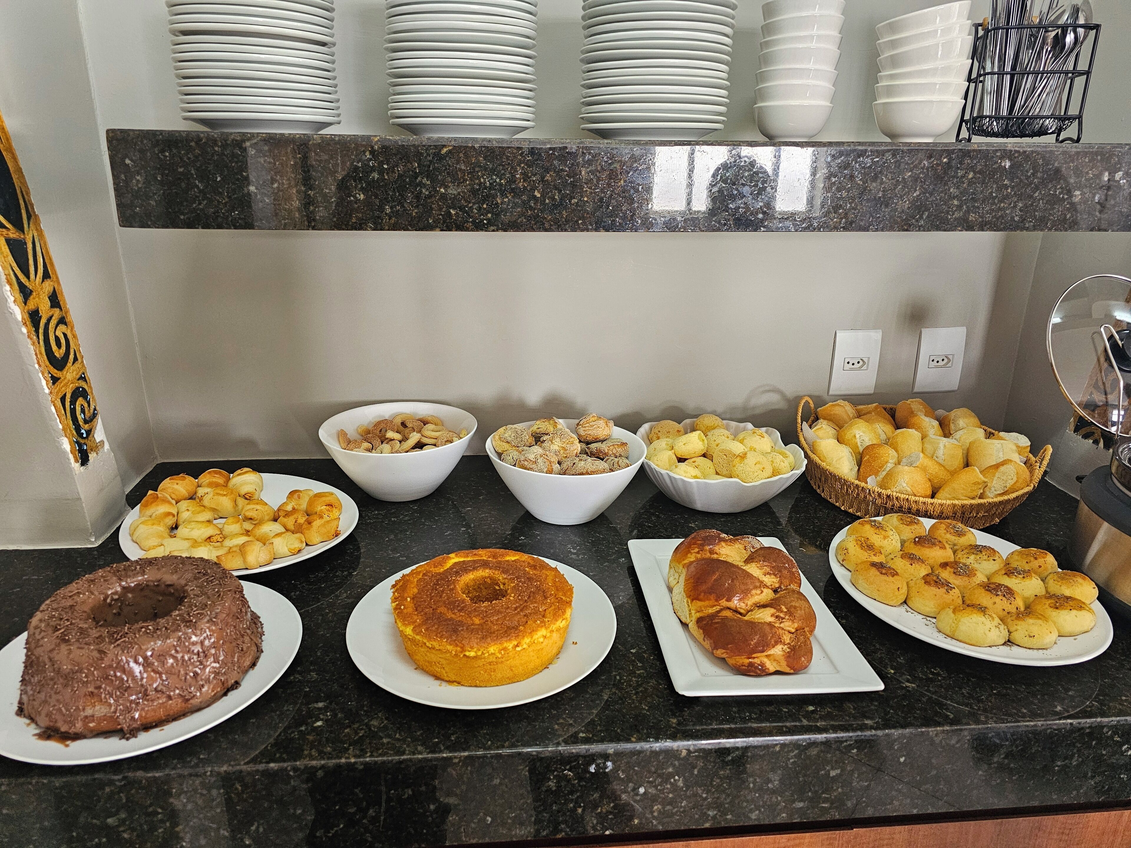 Un bufé con diversas opciones de panadería y pastelería.