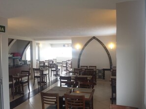 Buffet déjeuner gratuit tous les jours