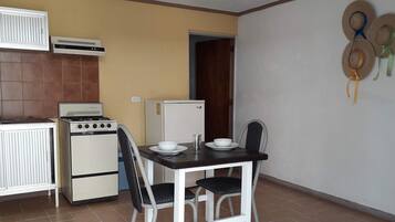 Basic Apartment | Private kitchenette | Cookware/dishes/utensils