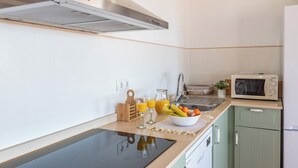 Kaffetrakter/tekoker, kjøleskap, mikrobølgeovn og ovn