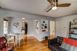 Casa (2 Bedrooms) | Sala de estar | Televisión 
