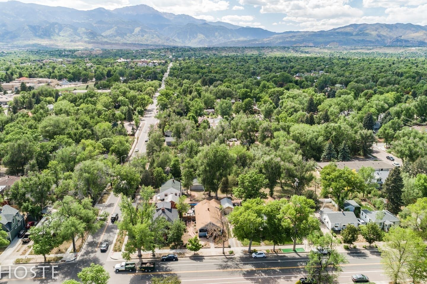 Zona residencial con casas, caminos y montañas al fondo.