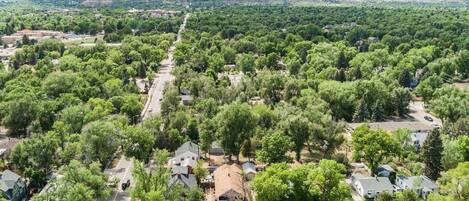 Zona residencial con casas, caminos y montañas al fondo.