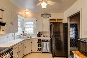 House (2 Bedrooms) | Private kitchen | Oven, stovetop, dishwasher, cookware/dishes/utensils - 2brclassic Downtown Housebright & Charming (Colorado Springs)
