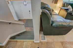 Casa (4 Bedrooms) | Sala de estar | Smart TV y libros 
