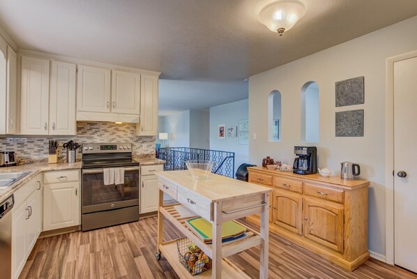 House (4 Bedrooms) | Private kitchen | Full-size fridge, oven, coffee/tea maker, toaster