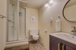 House (4 Bedrooms) | Bathroom | Soap, shampoo, toilet paper