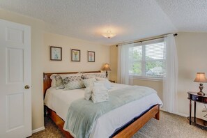 House (3 Bedrooms) | 3 bedrooms, premium bedding, down comforters, individually decorated - 3 Bedroom Downtown with Firepit (Colorado Springs)
