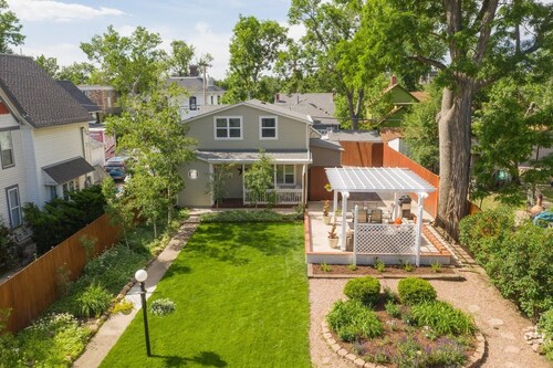 3 Bedroom Downtown with Firepit