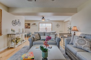 House (3 Bedrooms) | Living room | Smart TV - 3 Bedroom Downtown with Firepit (Colorado Springs)