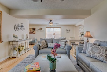 3 Bedroom Downtown with Firepit