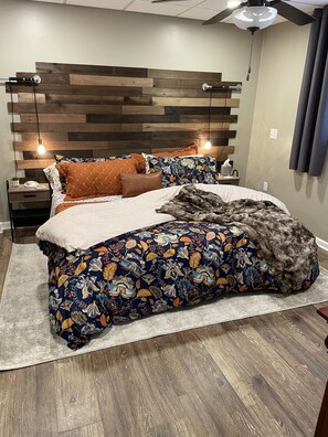 1 makuuhuone, työpöytä, silitysrauta/-lauta, vauvan matkasänky