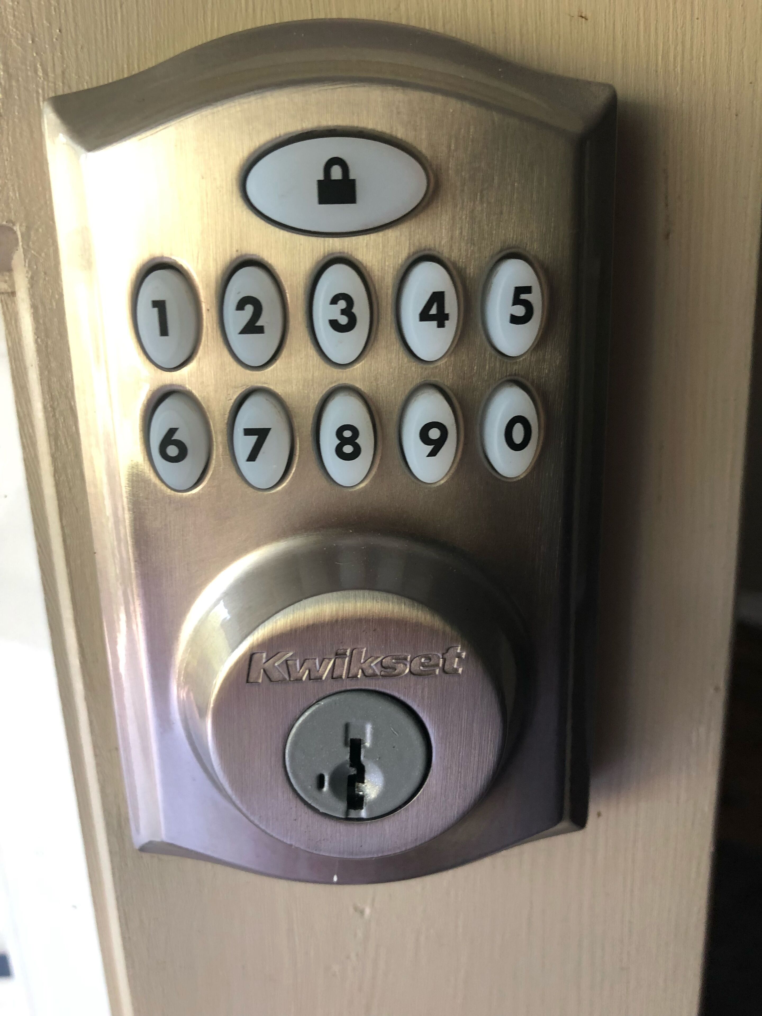 Eine Tastatur mit Zahlen von 0 bis 9 und einem Schlüsselloch darunter.
