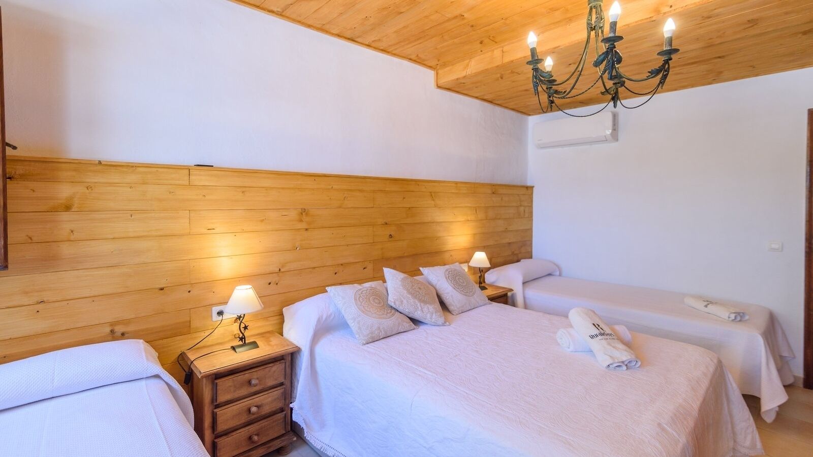 La Yedra Algarrobo by Ruralidays