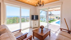 TV, fireplace - La Yedra Algarrobo by Ruralidays (Málaga)