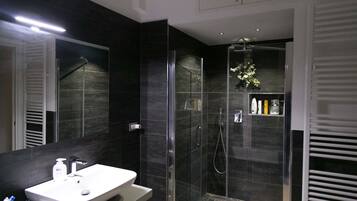 Combined shower/tub, hair dryer, bidet, towels