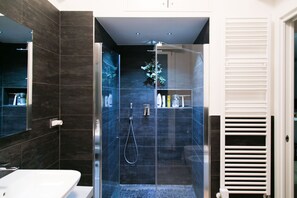 Duschwanne, Haartrockner, Bidet, Handtücher