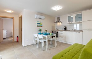 Réfrigérateur, plaque de cuisson, lave-vaisselle, cafetière/bouilloire