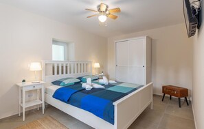 3 bedrooms, in-room safe, travel cot, free WiFi