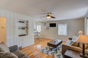 Casa (3 Bedrooms) | Sala de estar | Una televisión