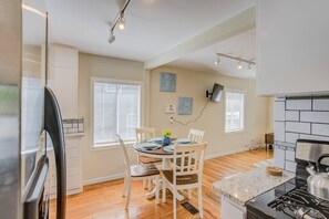 Hus (3 Bedrooms) | Eget kök | Ugn, spishäll, diskmaskin och grytor/köksredskap