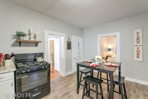 Departamento (3 Bedrooms) | Cocina privada | Refrigerador con congelador, horno, cafetera y tetera y tostadora 