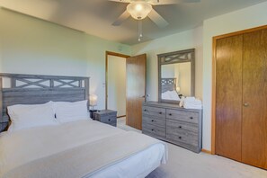 4 bedrooms, iron/ironing board, bed sheets - 4 BR Country Home in Suburbs W/trails & Parks (Colorado Springs)