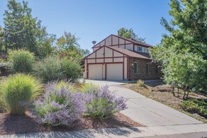 Exterior - 4 BR Country Home in Suburbs W/trails & Parks (Colorado Springs)