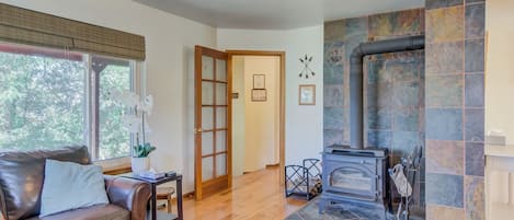 Talo (4 Bedrooms) | Olohuone | Televisio, takka, videopelikonsoli