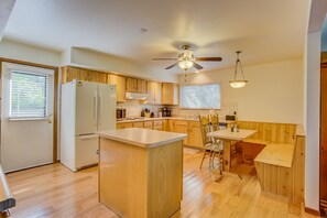 Private kitchen - 4 BR Country Home in Suburbs W/trails & Parks (Colorado Springs)