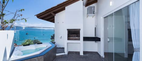 Panoramic Studio, Jetted Tub, Ocean View | Jetted tub