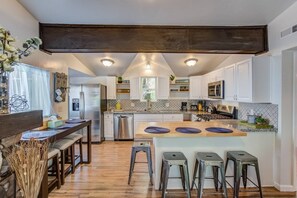 House (2 Bedrooms) | Private kitchen | Oven, dishwasher, cookware/dishes/utensils - 2brcheyenne Cañon Minutes to Hiking and Zoo (Colorado Springs)