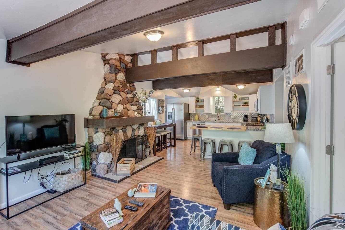 Hus (2 Bedrooms) | Oppholdsrom | TV og peis