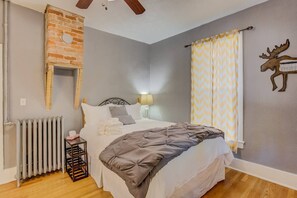 2 bedrooms, iron/ironing board, bed sheets - Downtown Practical & Pet-friendly Easy & Sensible (Colorado Springs)