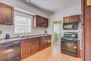 Private kitchen - Downtown Practical & Pet-friendly Easy & Sensible (Colorado Springs)