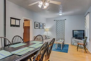 Huis (2 Bedrooms) | Woonkamer | Een televisie