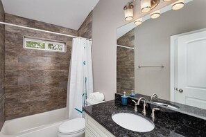 Διαμέρισμα (2 Bedrooms) | Μπάνιο | Πετσέτες, Σαπούνι, Σαμπουάν, Χαρτί υγείας
